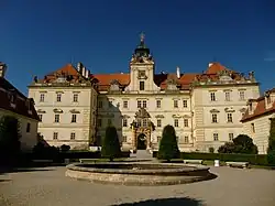 Hlavní průčelí s kašnou
