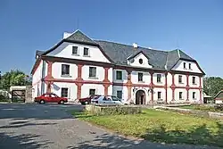 Předhradí - budova Panského dvora.jpg