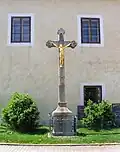 Kříž před klášterem