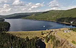 pohled z dronu na hráz a nádrž