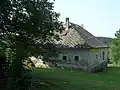 Dům pod cestou