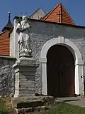Přestavlky, socha svatého Jana Nepomuckého před hřbitovní bránou.jpg