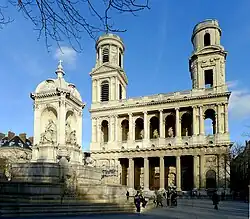 Průčelí kostela s kašnou