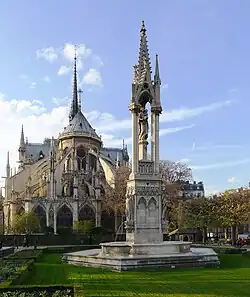 Fontána s katedrálou Notre-Dame v pozadí