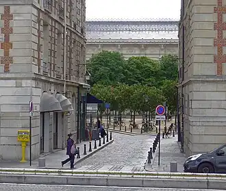 Průhled ulicí na Place Dauphine