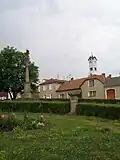 Mariánský sloup a kamenný korec na obilí na náměstí
