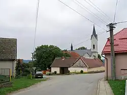 Střed obce s kostelem svatého Jana křtitele