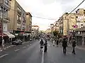 Ulice Rabi Akivy v Bnej Brak během šabatu, kdy ustává doprava
