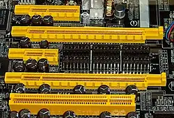 Sloty sběrnice PCI-Express (shora: x4, x16, x1, x16), nejníže pak PCI
