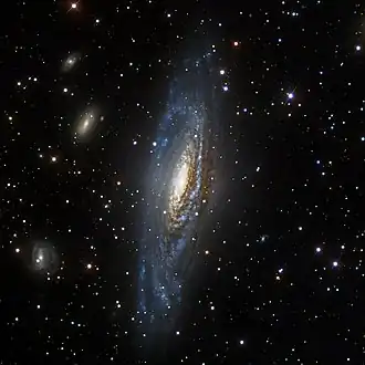 Galaxie NGC 7331 na snímku Vicenta Perise z 3,5 m dalekohledu na observatoři Calar Alto v jižním Španělsku.