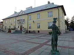 Socha broučka před radniční budovou