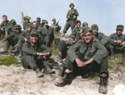 Zajatí vojáci legie během Vylodění v Normandii na pláži Utah, 1944. Kolorováno.