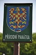 Malý státní znak České republiky (český lev), přelepený moravskou orlicí, přírodní památka Medlánecké kopce, Brno