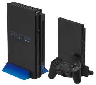 Vlevo: Originální PlayStation 2, s vertikálním stojanem Vpravo: Slimline PlayStation 2, s vertikálním stojanem, 8 MB paměťová karta a DualShock 2 ovladačem