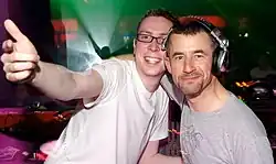 Paavo Siljamäki (vlevo) a Tony McGuinness (vpravo) koncertující v klubu Pacha v New Yorku, čereven 2007