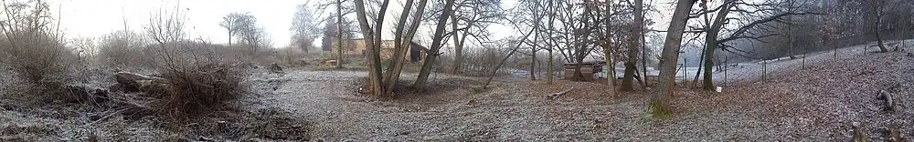 Prostor u potoka pod hrází a hospodářství s ovcemi (zima 2016)