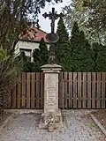 Padochov - litinový kříž s kamenným podstavcem (3).jpg
