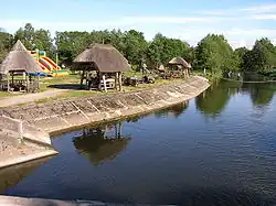 Vesnická rekreační turistická základna v Padvariai s lávkou přes Akmenu