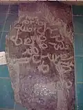 ~1500 let starý nápis na kameni v muzeu v Aráku.