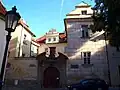 V době, kdy zde žila Jindřiška Smetanová to byl činžovní dům