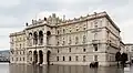 Místodržitelský palác v Terstu se sochami puttů (andílků)
