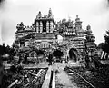 Ferdinand Cheval před Ideálním palácem (kolem roku 1890)