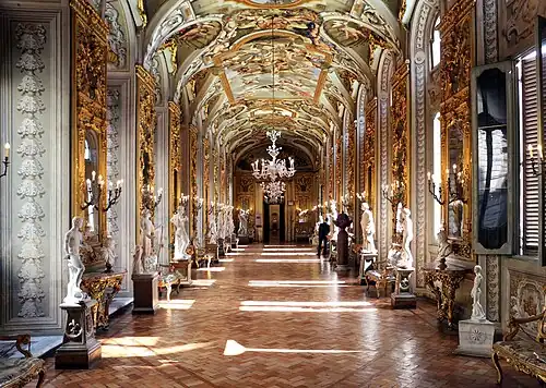Zrcadlová galerie (galleria degli specchi)