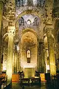 Dvojité trompy po stranách malého okénka nad apsidou San Cataldo, Palermo, cca 1160