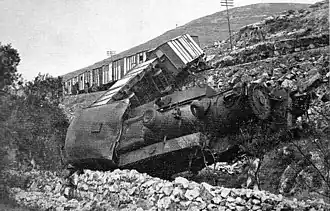 Lokomotiva třídy K 2-8-4T a nákladní vlak společnosti Palestinská železnice, které byly vykolejeny sabotáží židovských povstalců v roce 1946 na trati Jaffa–Jeruzalém.