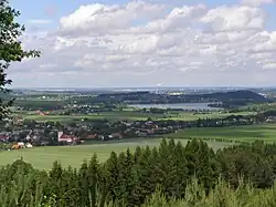 Palkovice a vodní nádrž Olešná, v pozadí Ostravská pánev