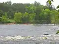 Kanoe a kajak pro divokou vodu trénující u peřejí Palmer Rapids