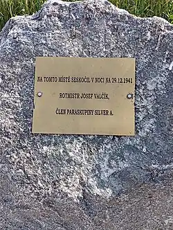 Pamětní deska na památníku v místě seskoku Josefa Valčíka (Ostrov, část obce Úmyslovice)