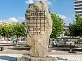 Památník obětem komunismu, Hradec Králové, boháňský pískovec, r. 1998, v. 420 cm
