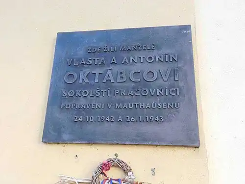 Pamětní deska manželů Oktábcových v Sovově ulici v Praze Karlíně