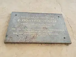 Pamětní deska na kostele svaté Ludmily ve Chvalech v Horních Počernicích