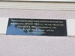 Pamětní deska na rodném domě Arnošta Mikše, Janov čp. 21