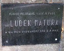 Detail pamětní desky na pomníku Luďka Matury ve Svítkovském parku