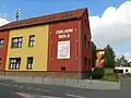 ZŠ Šestajovice s pamětní deskou manželů Starých