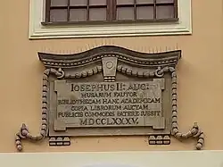 Pamětní deska nad vstupním portálem s letopočtem 1785