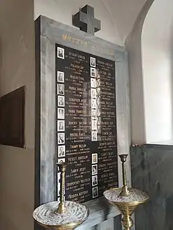 Pamětní deska obětem 2. světové války v kostele svaté Ludmily ve Chvalech v Horních Počernicích