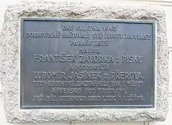 Detail pamětní desky na budově městského úřadu v Rovensku pod Troskami
