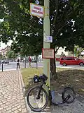 Sloup trolejového vedení s označníkem a informační cedulí (2024)
