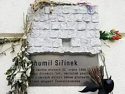 Pamětní deska umístěná na vnější zdi hotelu Beránek věnovaná Bohumilu Siřínkovi