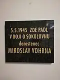 Pamětní deska „Miroslav Vohrna“ na odpočívadle na hlavním schodišti mezi 1. a 2. patrem budovy[10]
