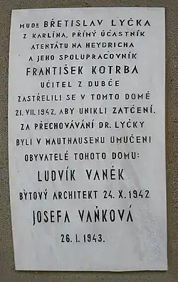 Pamětní deska v Ouběnicích na objektu s evidenčním číslem 110