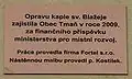 Pamětní štítek na renovované kapli na Koukolově hoře.