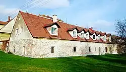 Původně vodní tvrz přestavěna na uzavřený panský dvůr