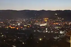 Pohled na Bijelo Polje v noci