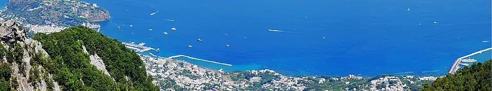 Panoramatický pohled z vrcholu Epomea na severní stranu ostrova