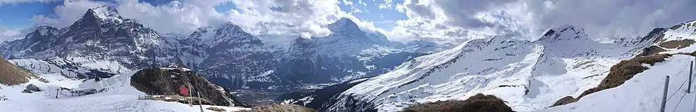 Pohled z Firstu na Eiger (3970 m), Mönch (4099 m) a Jungfrau (4158 m)
